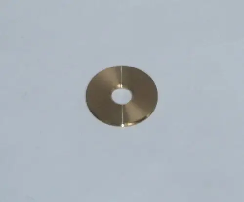 Brassscheibe mit zentralem Loch, die möglicherweise für die Gasflussregelung in Daikin-Anlagen verwendet wird. Sie ist flach und rund, mit einer glatten Oberfläche.